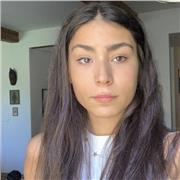 Mädchen aus Italien biete Hilfe mit derm Sprachenlernen